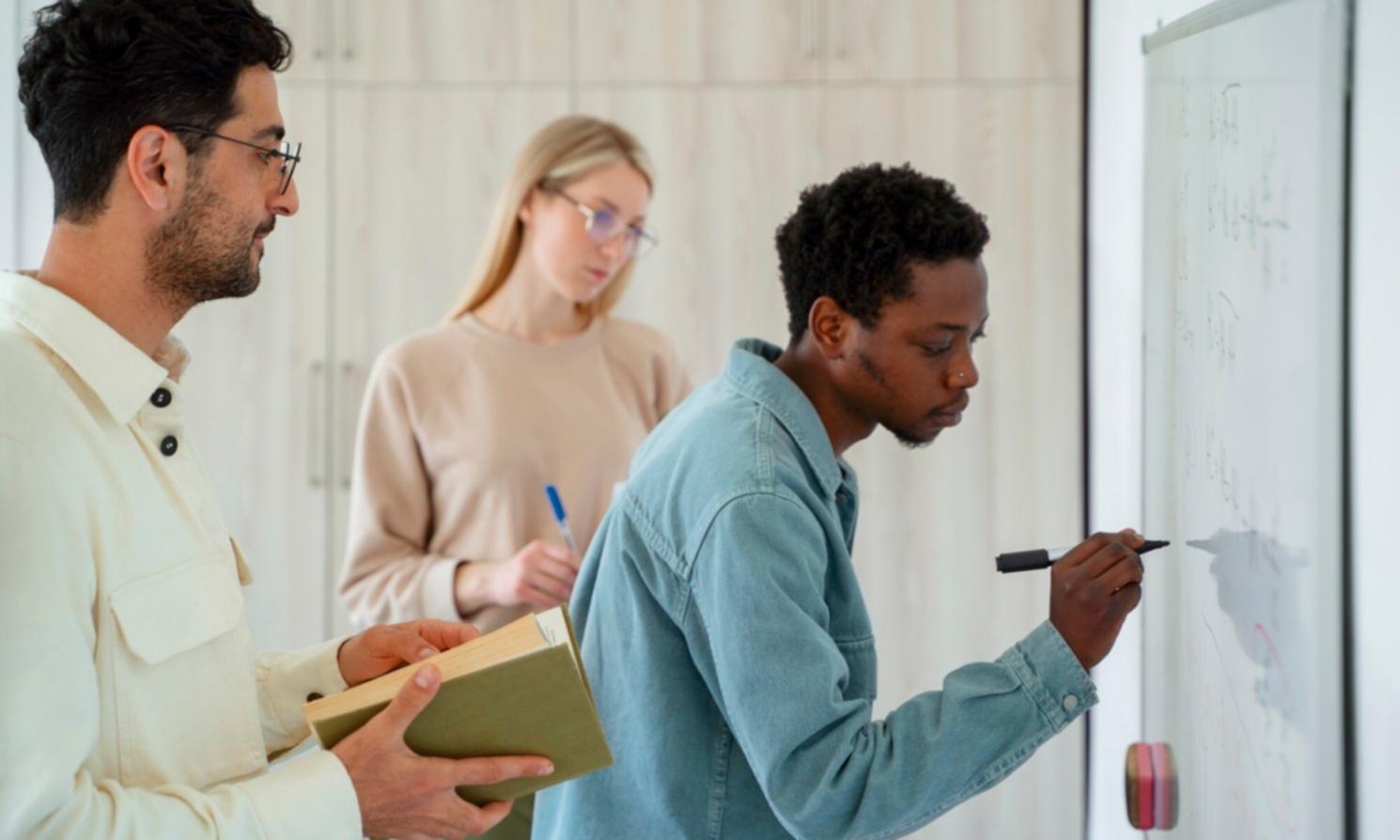 Teilnehmende im Dialog während einer Workshop-Session